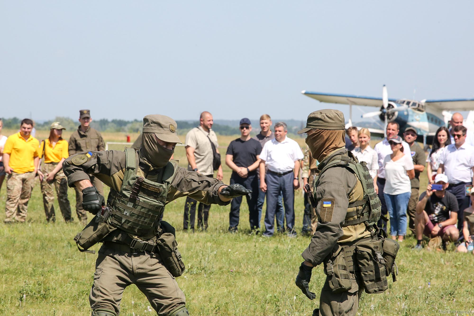 Гостям продемонстрували навички поведінки зі зброєю, майстерність рукопашного бою. Фото з сайту ХОДА 